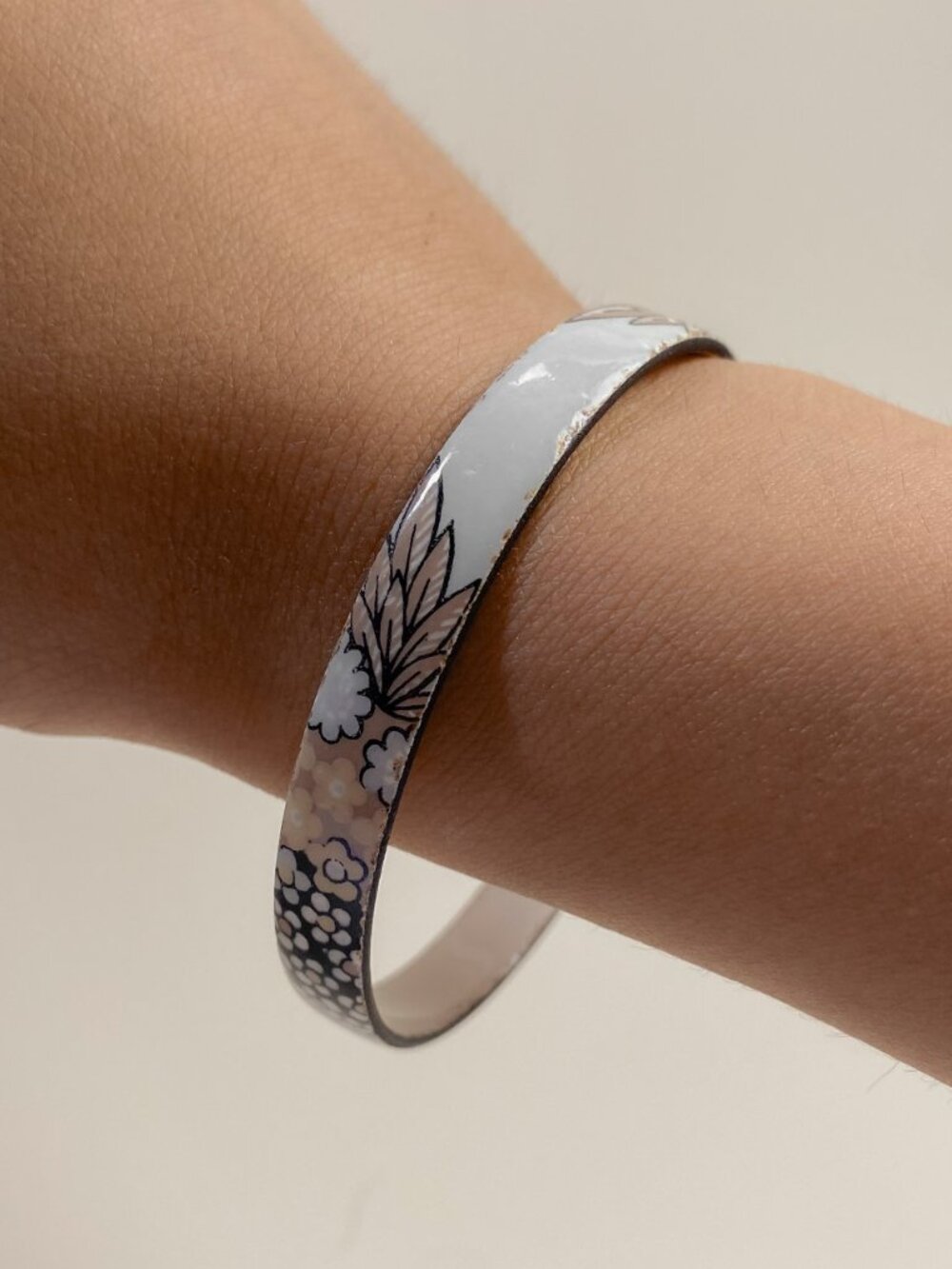 Vintage Michaela Frey Handmade Floral Cottagecore Enamel Neutral Bangle Bracelet - Picture 2 of 9